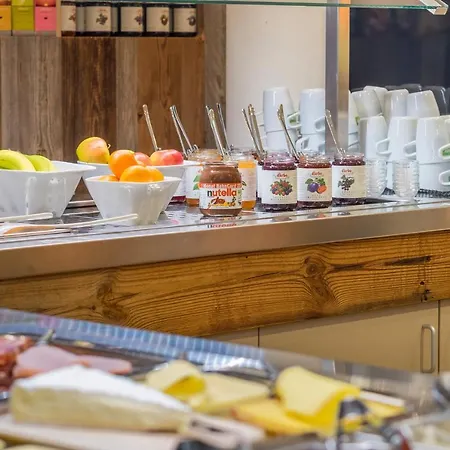 Отель Explorer 4*