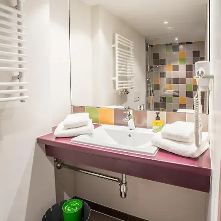 Explorer Hotel