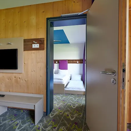 מלון Explorer 3*